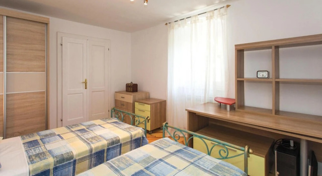 Beautiful Home in Sinj with Hot Tub, 4 Bedrooms & Outdoor Swimming Pool, Buchen Sie Hotel Hotels in Gespanschaft Split-Dalmatien mit Pool, Schwimmbad