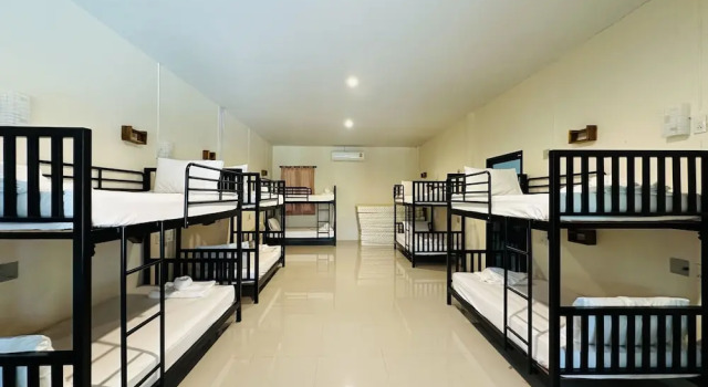 Кровать в общем номере Koh Jum Bungalow & Hostel