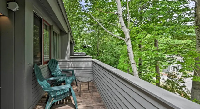 Village of Loon Mtn Condo w/ Fireplace & Balcony!, Varaa Huoneisto Hotellit New England uima-altaalla, Uima-allas