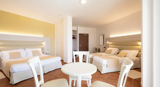 Четырёхместный номер Standard с балконом и с видом на море Hotel Florida