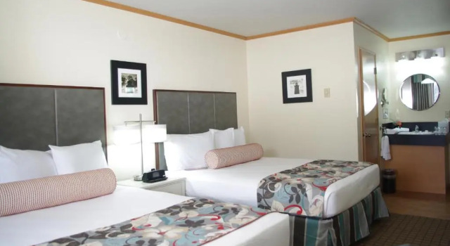 Четырёхместный номер Deluxe с видом на реку River House Inn, a Baymont by Wyndham