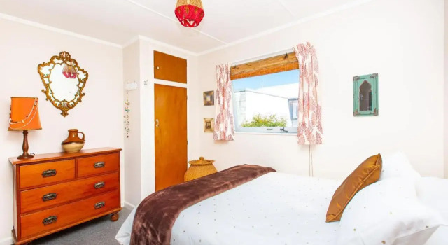 Lorenzen Bay Bungalow - Raglan Holiday Home