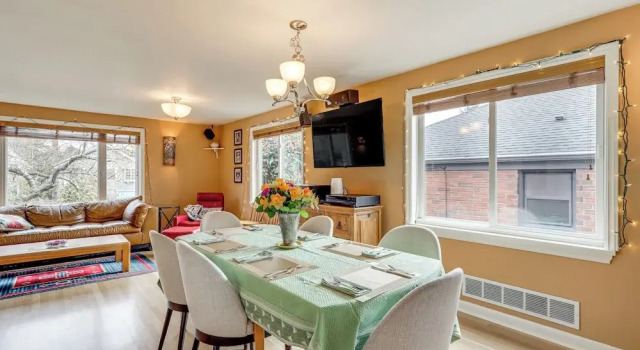6 Mi to Dtwn Seattle: Walkable Home w/ Hot Tub