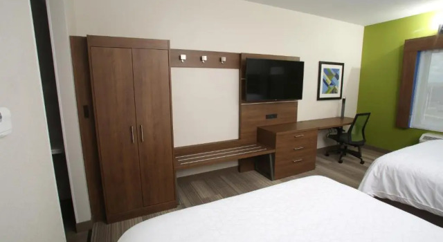 Четырёхместный номер Standard Holiday Inn Express - McCook by IHG