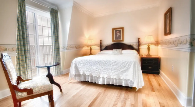 Двухместный номер Standard с балконом и с видом на озеро Telegraph House Motel