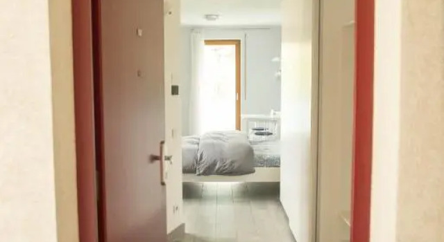 1 ZIMMER WOHNUNG/8 Min. zu Fuß bis ins Zentrum