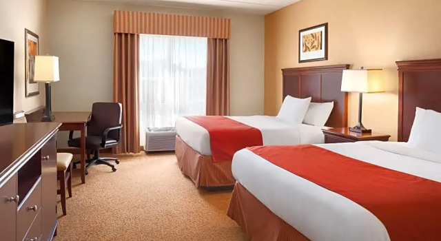 Четырёхместный люкс c 1 комнатой Spark by Hilton California Lexington Park