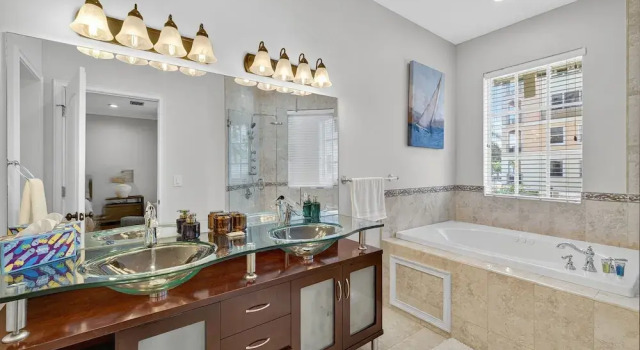 Номер Luxury Daisy Townhouse  Steps from The Beach
