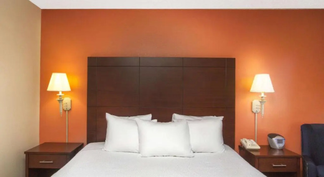 Номер Standard Days Inn by Wyndham Fremont