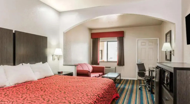 Четырёхместный люкс Deluxe Days Inn by Wyndham Dickinson TX