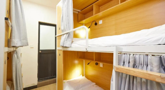 Кровать в общем номере (женский номер) Meego Yes Hotel