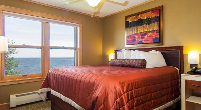 Люкс с 2 комнатами с видом на озеро East Bay Suites