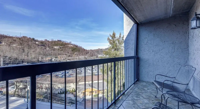Апартаменты c 1 комнатой с балконом Downtown Gatlinburg Condo w/ Community Pool!