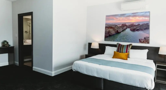 Полулюкс с балконом Coniston Hotel Wollongong