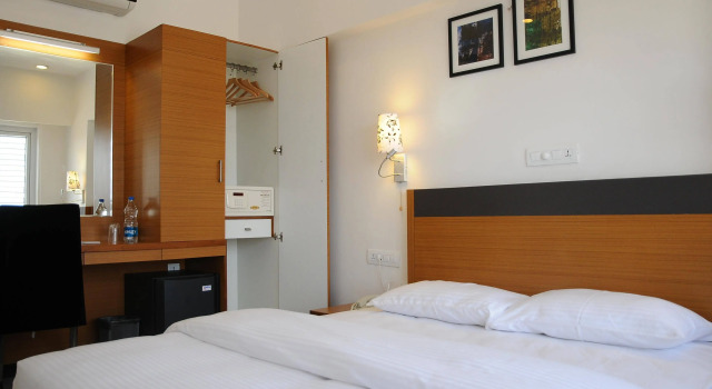 Hi 5 Hotel & Experience, Забронировать Отель Отели Насик с парковкой, Парковка