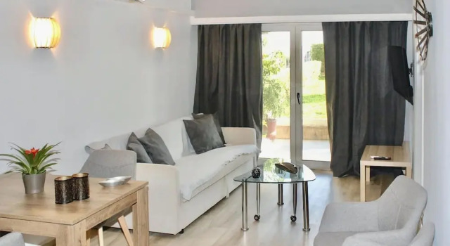 Beachside Retreat in Glyfada, Забронировать Апартаменты/квартира Апартаменты Афины, рядом с Glyfada shopping centre, Апартаменты/квартира