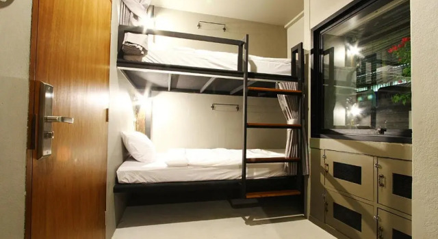 Кровать в общем номере Here Hostel Bangkok