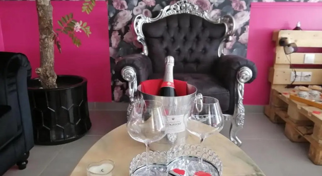 Апартаменты Romantisme et glamour 2 avec spa , clim et jardin