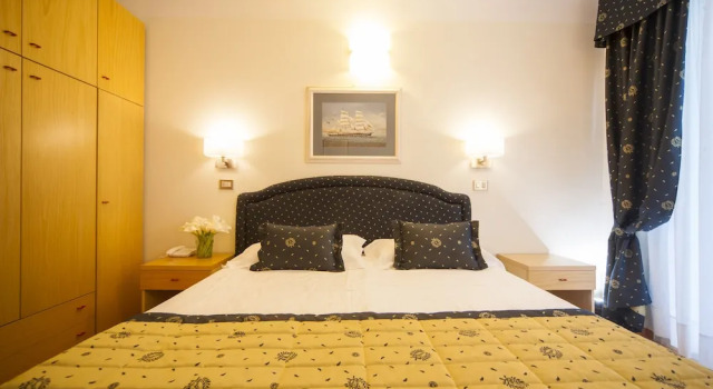 Четырёхместный номер Comfort с балконом и с частичным видом на море Hotel Mon Cheri