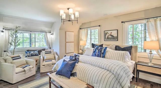 Chic Lake House w/ Furnished Deck & Hot Tub!, Book Hotel Cedar Glen United States of America
