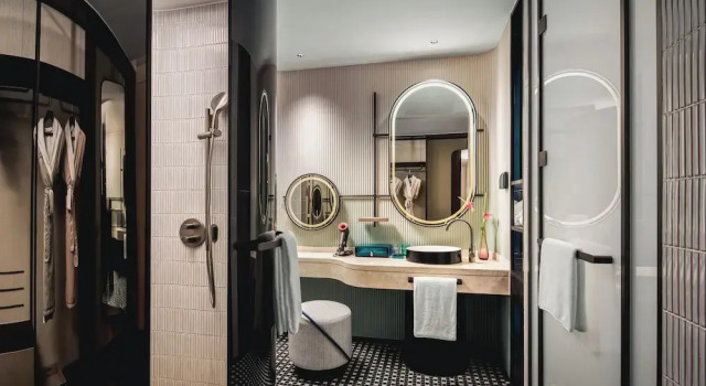 Двухместный номер Standard с балконом и с видом на озеро Hotel Indigo Shanghai Harbour City by IHG