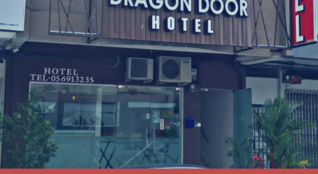 Кровать в общем номере Dragon Door Hotel