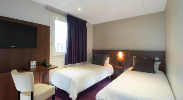 Четырёхместный номер Standard Brit Hotel Tours Sud - Le Cheops