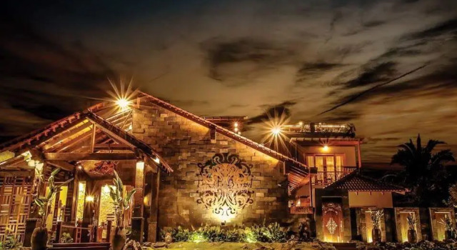 Łóżko w pokoju wieloosobowym Ipoh Bali Hotel