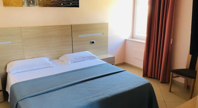 Четырёхместный номер Standard с балконом Hotel The Queen