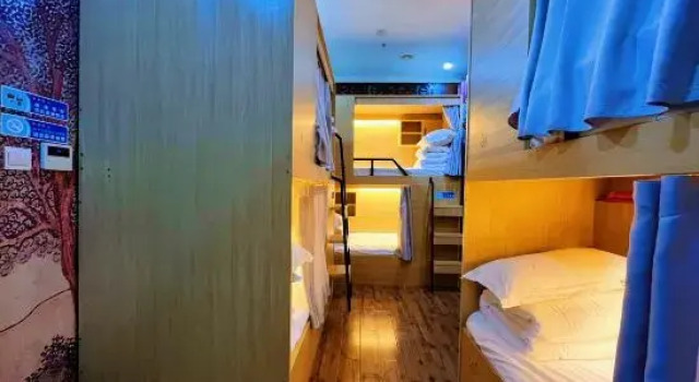 Кровать в общем номере (мужской номер) Si Bu Xiang Dream Collection Youth Hostel (Wuhan Garden Expo Branch)