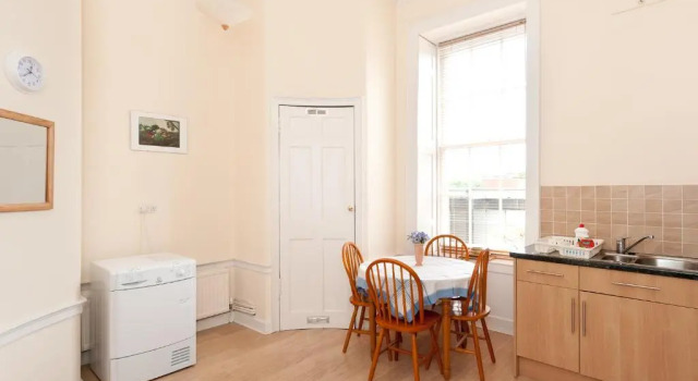 363 Spacious 3 bedroom 18th century property in the city centre