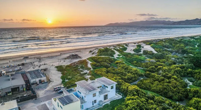 Коттедж Beachfront 2BR w/ Deck, Views & Direct Sand Access Strand Way A