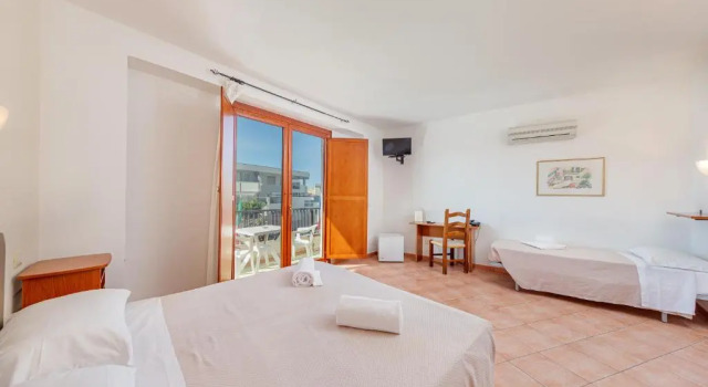 Четырёхместный номер Classic с частичным видом на море Hotel Villa Piras