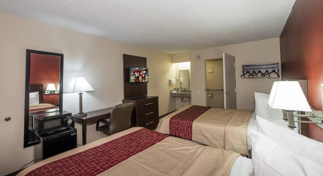 Четырёхместный номер Deluxe Red Roof Inn Columbus East- Reynoldsburg