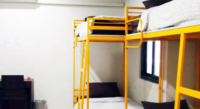 Кровать в общем номере Phuket Sunny Hostel