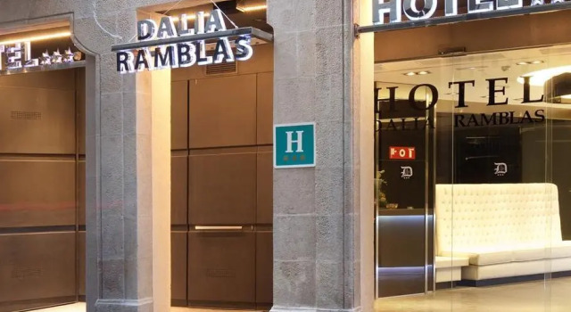Кровать в общем номере Dalia Ramblas