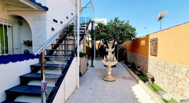 Charming Upper Bungalow With Terrace and Communal Pool in Torrevieja