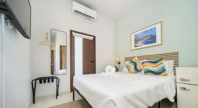 Номер Superior Room 12: Sunlit Balcony Stay w/ Free Parking | Calle Cerra