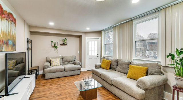 Explore Rochester! Charming Home 1 Mi to Downtown, Забронировать Дом для отпуска Отели Рочестера с парковкой, Парковка