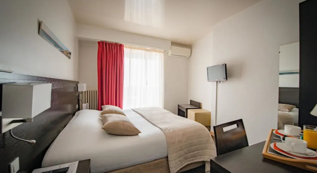 Номер Comfort Hôtel Comté de Nice