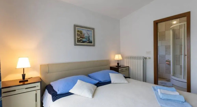 Bright and Spacious Apartment With Terrace in Kastel Stafilic, Varaa Huoneisto Hotellit Split-Dalmatia pysäköinnillä, Pysäköinti