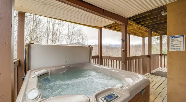 Sugar Mountain Chalet w/ Hot Tub & Ski Shuttle!, Забронировать Шале Отели Шугар-Маунтин 4 звезды, 4*