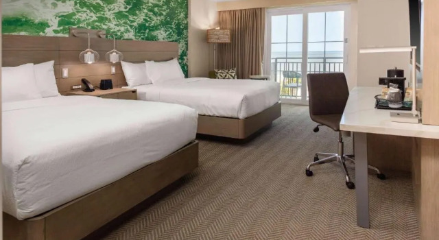 Standard Vierer Zimmer mit Balkon und am Strand Courtyard by Marriott Jekyll Island