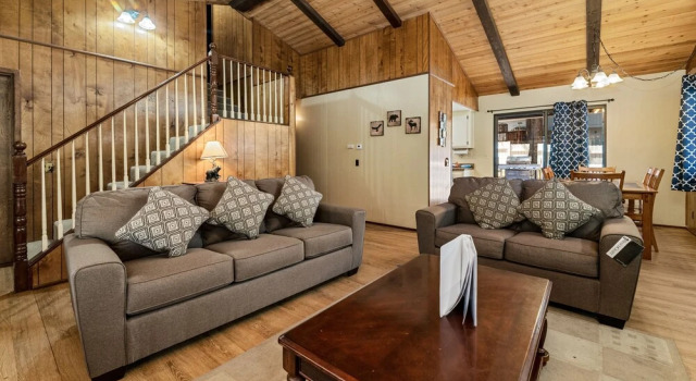 Bear Woods Retreat - High Ceiling's & Wood Finishes. Play Pool With Your Family And Friends! 3 Bedroom Home