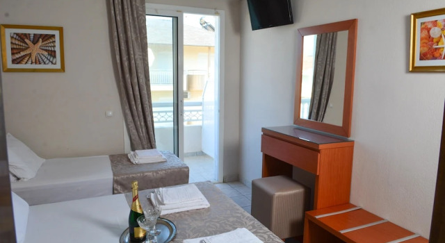 Трёхместный номер Standard с балконом и с видом на горы Hotel Hermes