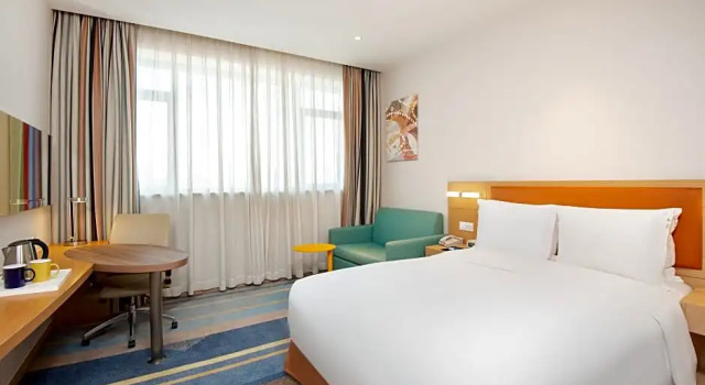Люкс с 2 комнатами Отель Holiday Inn Express SHANGHAI ZHENPING by IHG