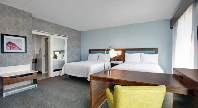 Четырёхместный люкс Hampton Inn & Suites By Hilton Waterloo St. Jacobs