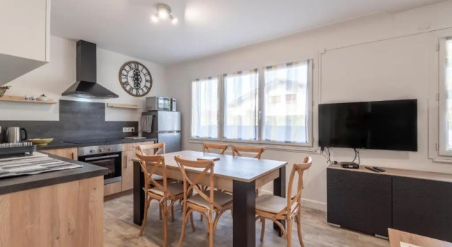 Коттедж Ideally Located Furnished Townhouse With 3 Bedrooms Parking & Garden