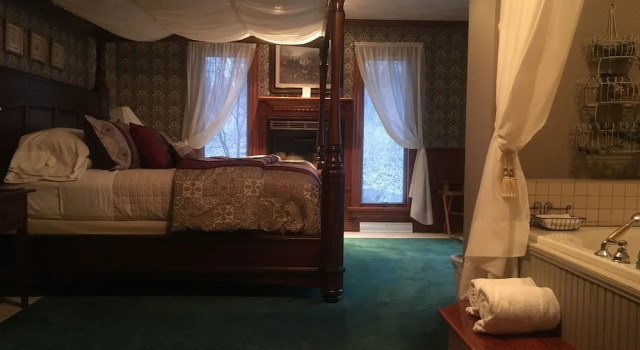 Двухместный люкс с балконом The Speckled Hen Inn B&B