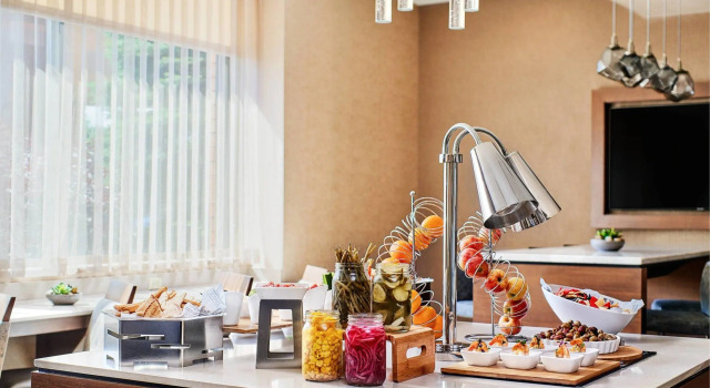 Четырёхместный клубный номер Standard Pittsburgh Marriott North